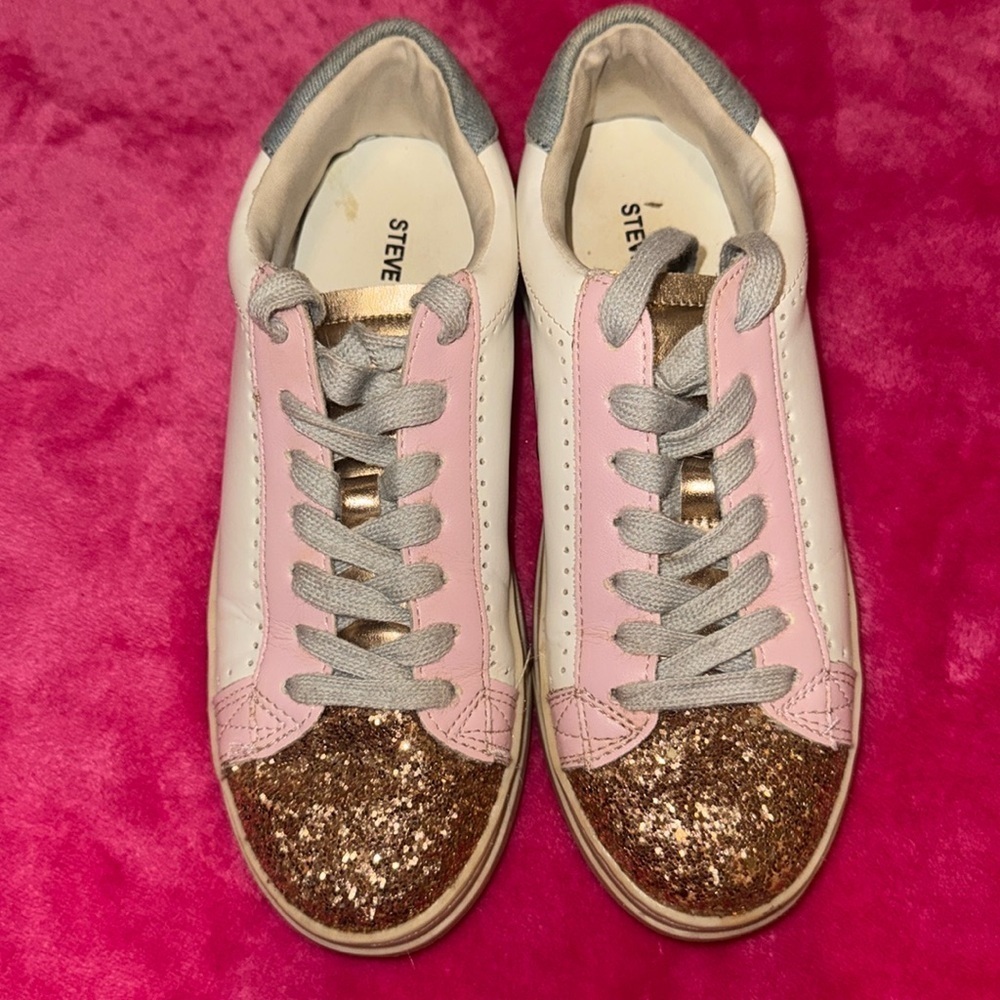 Steve Madden Stylish Sneakers with Glitter Accents